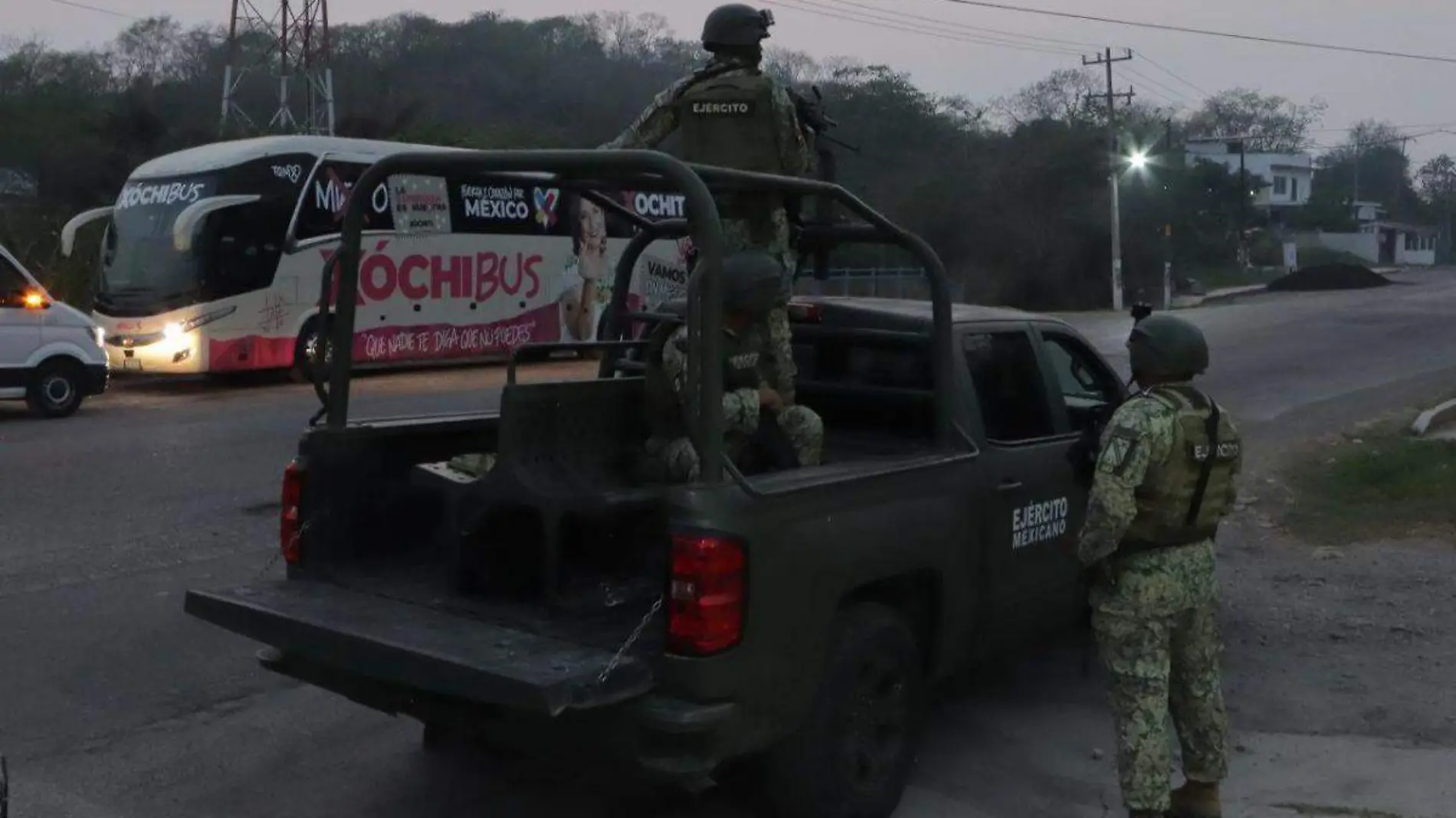 _Alejandro Aguilar, dos militares resguardan miting de Xóchitl